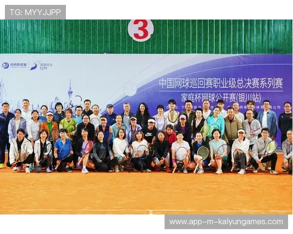 球星赛后与家人团聚，展现职业与家庭兼顾的样板