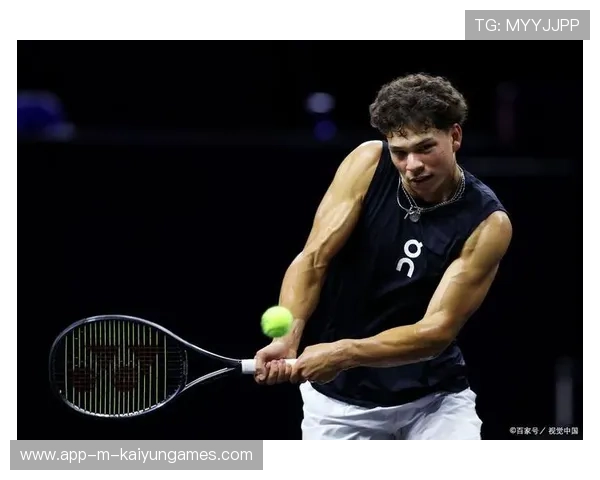 网球正手重拍拍出火星：捕捉每一次完美击球的秘密