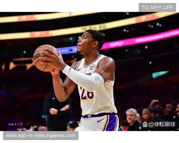 湖人八村塁空切暴扣，替补席全站起来